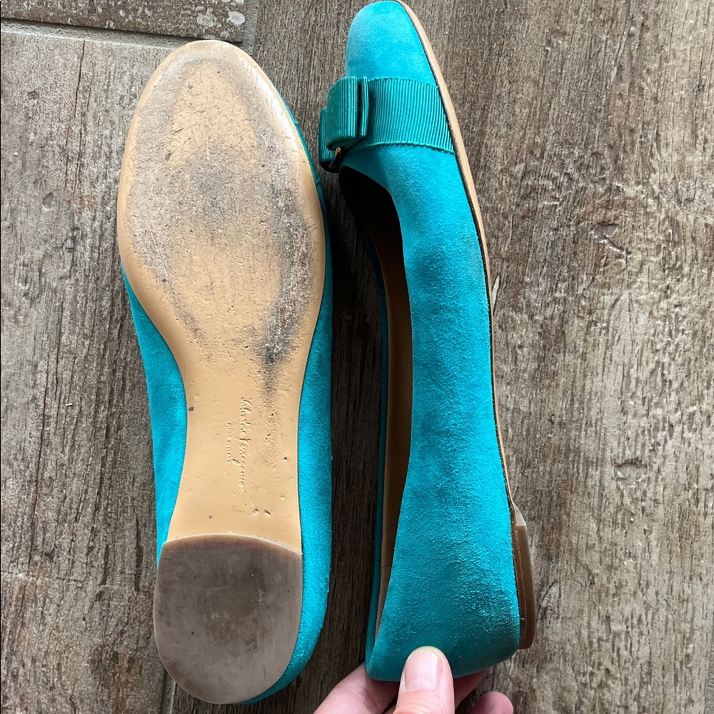 Salvatore Ferragamo Suede Flats with Bow and Gold Buckle size 9 - Picture 5 of 9